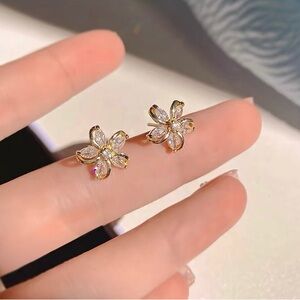 Silver earrings with mini flower